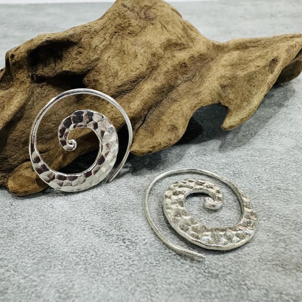 カレン族シルバー】耳元に輝く渦巻き形状のカレンピアス｜旅する雑貨屋