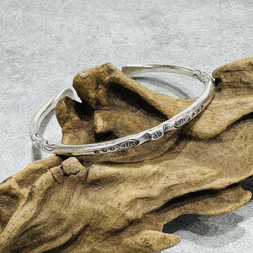 カレン族シルバー】魚の刻印が刻まれたシルバーバングル｜旅する雑貨屋