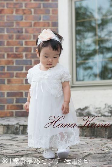 コード刺繍のレースをたっぷりあしらった華やかな印象のベビードレス