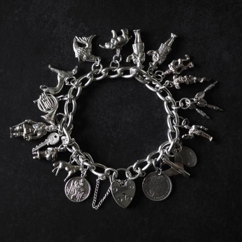 イギリス製 ヴィンテージシルバー ずっしり52gの贅沢チャームブレスレット
