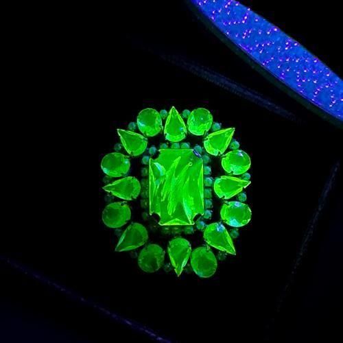 チェコ製 ウランガラスのブローチ 楕円 - チェコ雑貨とチェコ絵本のお