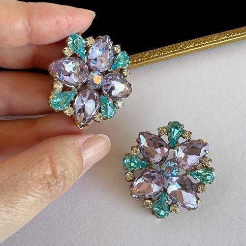 チェコ製 アレキサンドライトガラスのブローチ 水色 - チェコ雑貨と