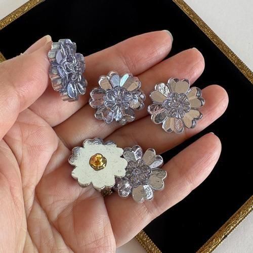 チェコのガラスボタン 21mm お花 アレキサンドライトガラス - チェコ