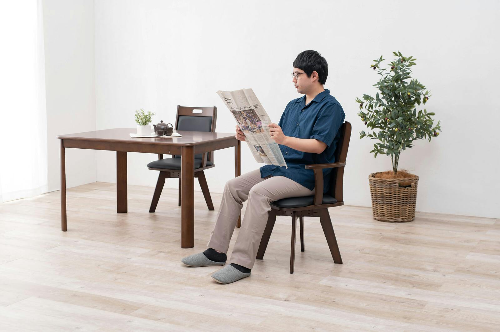 天然木肘付き回転ダイニングチェア ベージュ 【送料込み