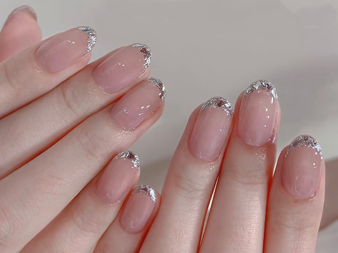 2026年春トレンド】フレンチ ハンド ショートのネイルデザイン集｜人気