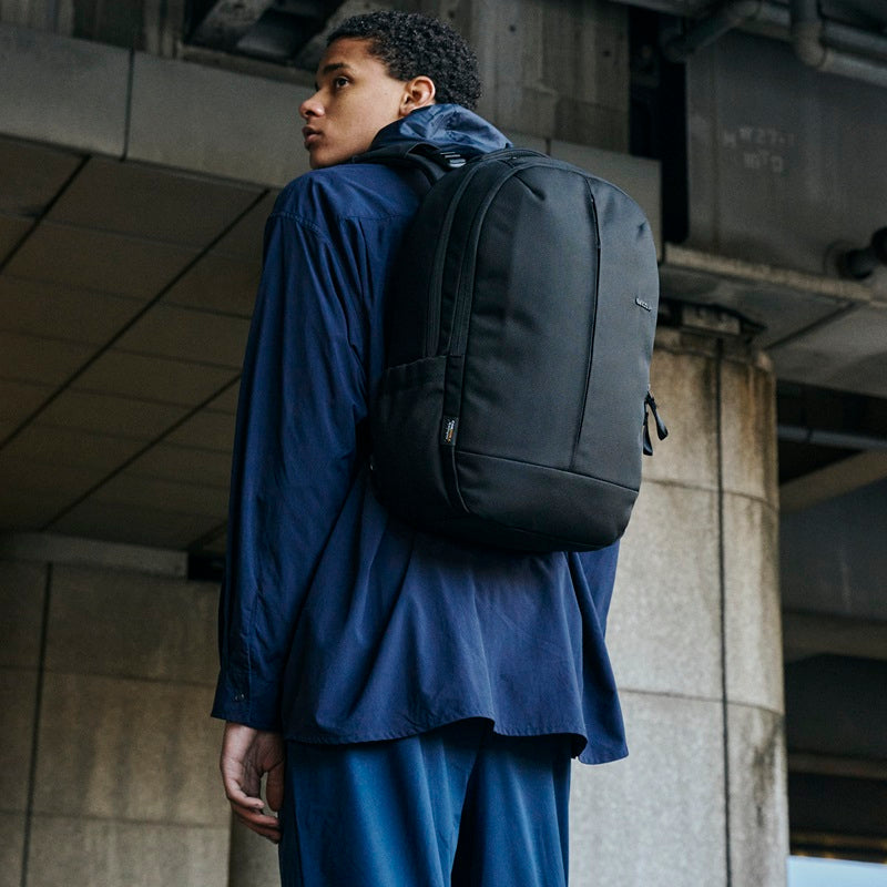 トラックスバックパック18(Tracks Backpack 18L) -黒(ブラック)-軽量