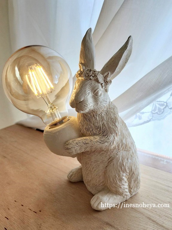 花飾りをつけたフェミニンなうさぎのインテリアランプ - フランス
