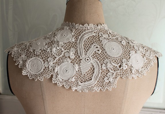 バラとクローバーが織りなす英国アンティーク、アイリッシュクロッシェ