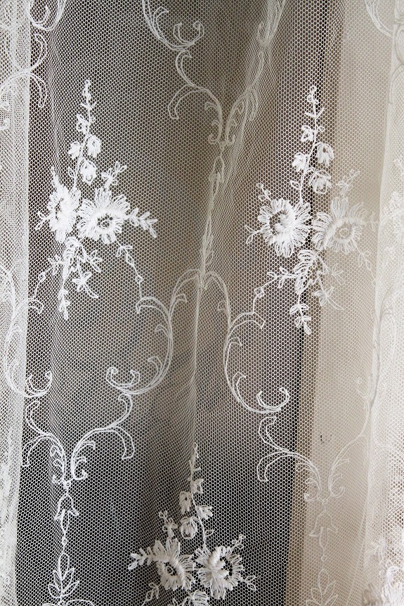 フランス製の美しいチュールレースカーテン、ナチュラルアイボリーの