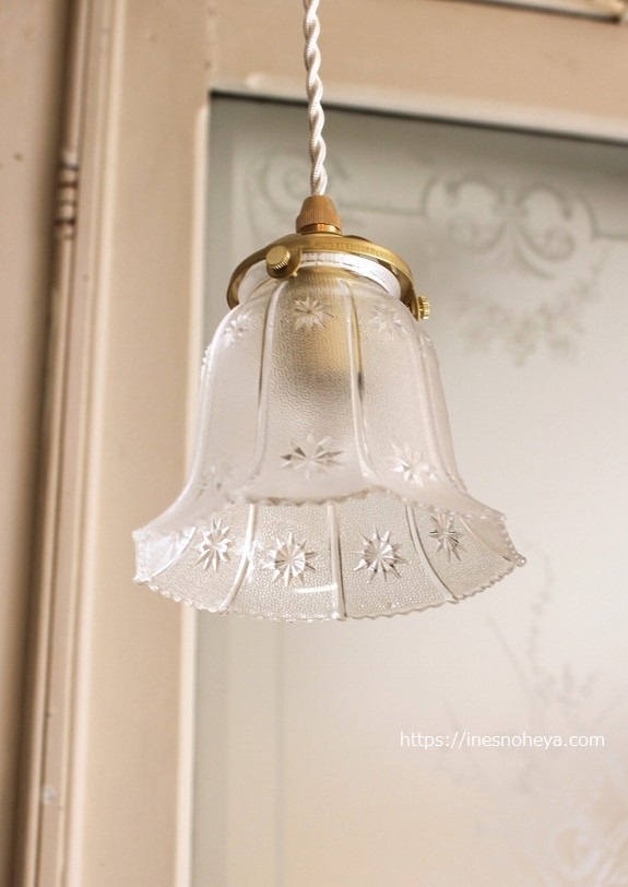 アンティーク調、昭和レトロな雰囲気のガラスの小花柄ランプシェード
