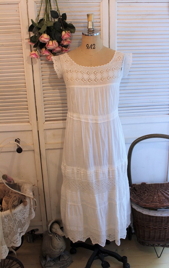 英国アンティーク たっぷり施されたクロッシェレースとピンタックが