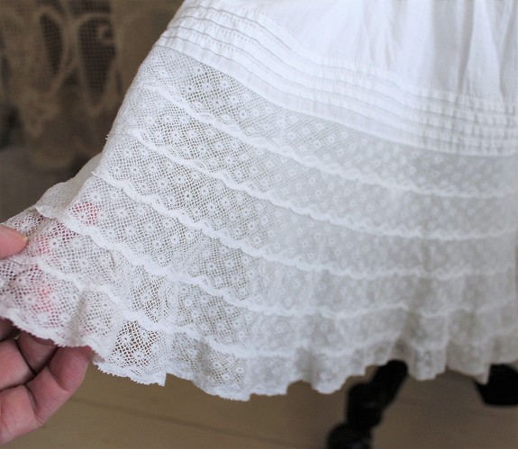 フランス・リバーレースが優雅に流れる、伝統的なデザインのフランス