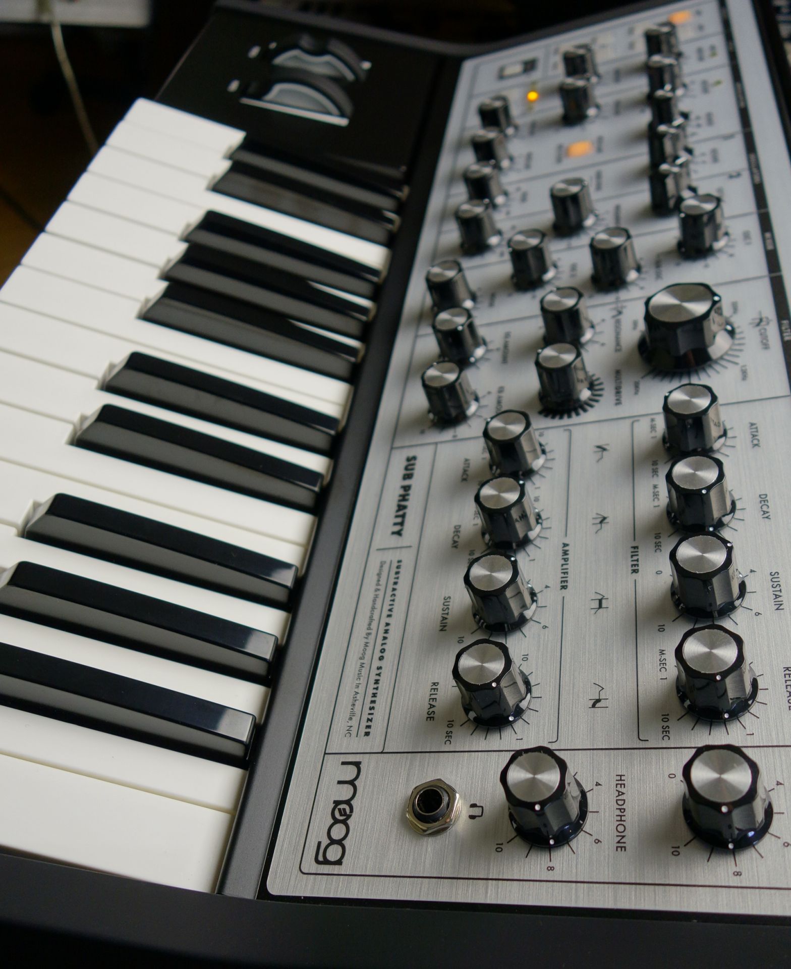 レビュー】Moog (モーグ)のアナログシンセサイザー「SUB PHATTY」を