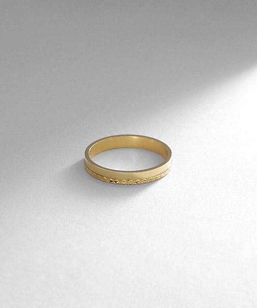 K18極光面取り リング（2002103075） | COCOSHNIK (Women