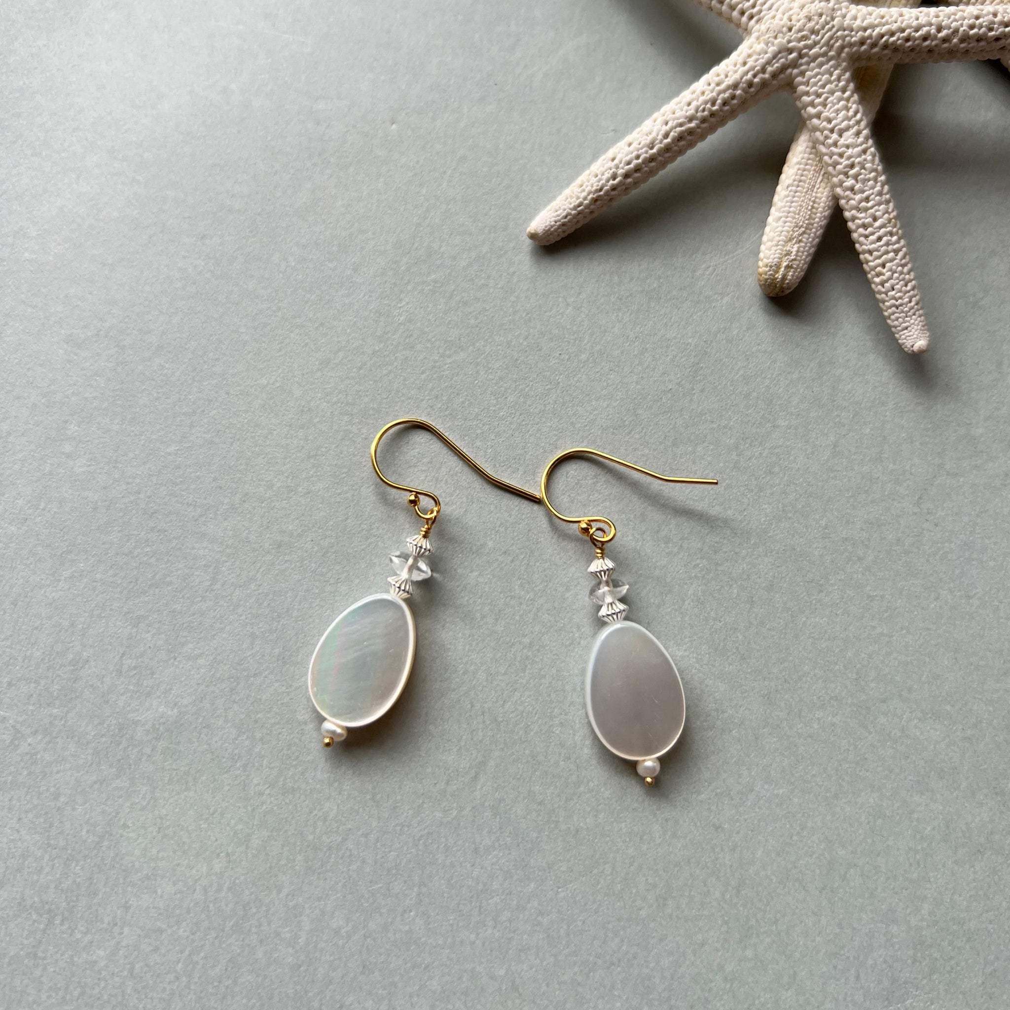 白蝶貝（しずく型）とクオーツのピアス – BRANCHES