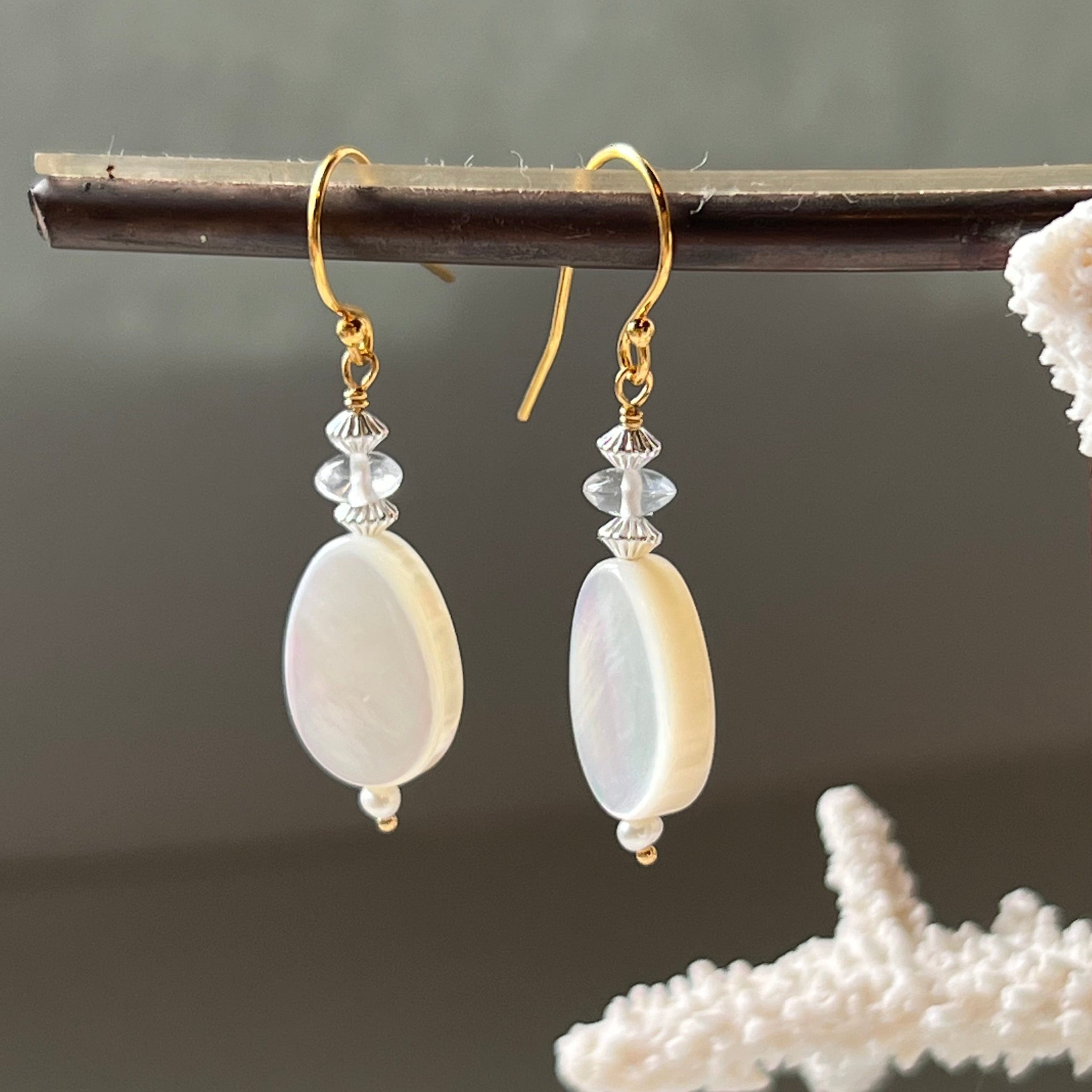 白蝶貝（しずく型）とクオーツのピアス – BRANCHES