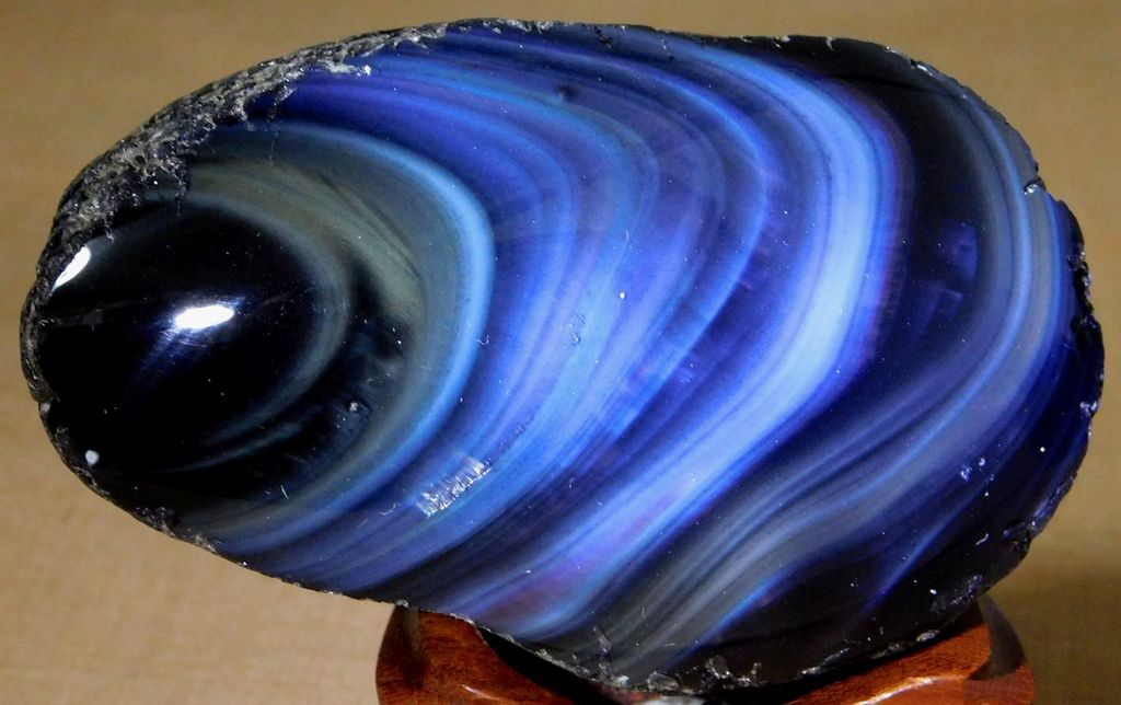 山水石美術館」 水石・美石を紹介 十勝石 黒曜石 玲瓏 花十勝(紅十勝)