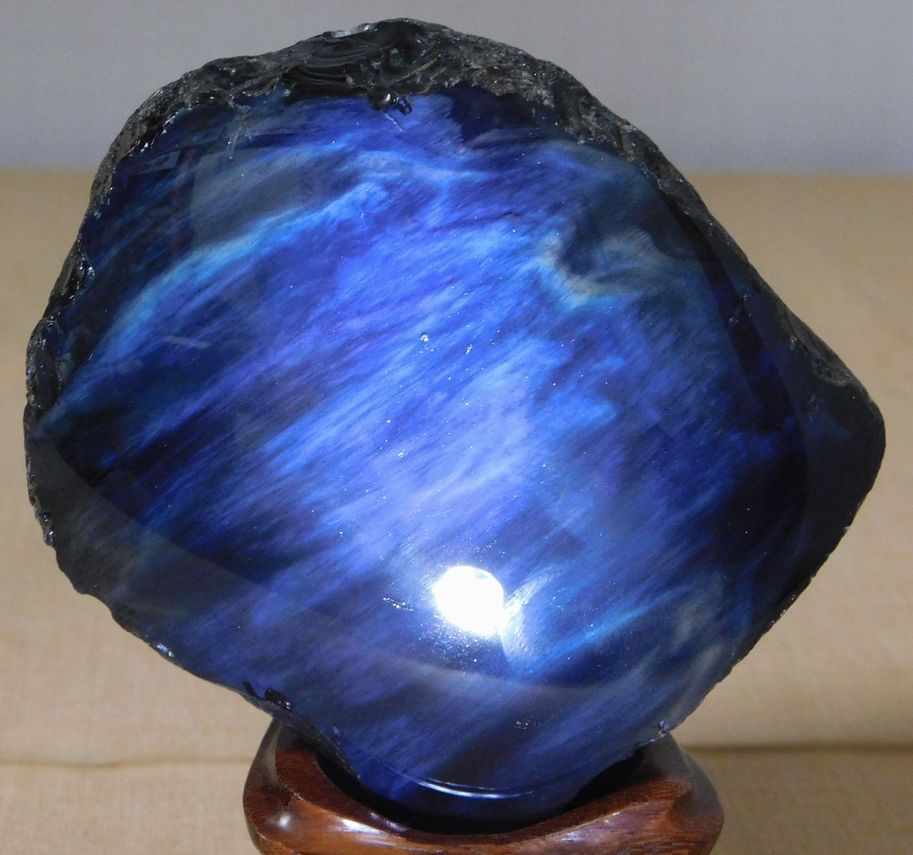 山水石美術館」 水石・美石を紹介 十勝石 黒曜石 玲瓏 花十勝(紅十勝)