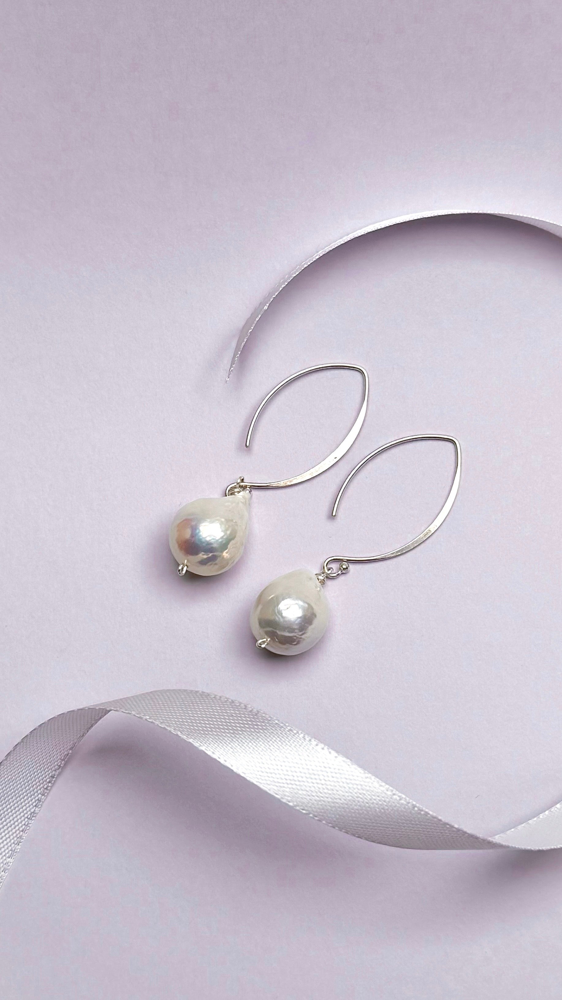 静 – Shizuka –ホワイトバロックパールピアス – ISIKI