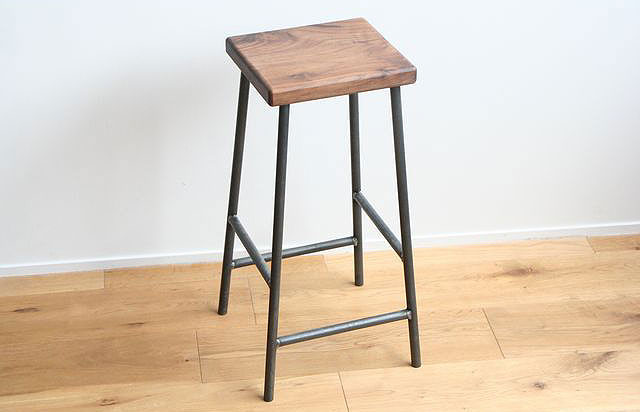アイアンとウォールナット無垢材の四角いスツール - 椅子の店