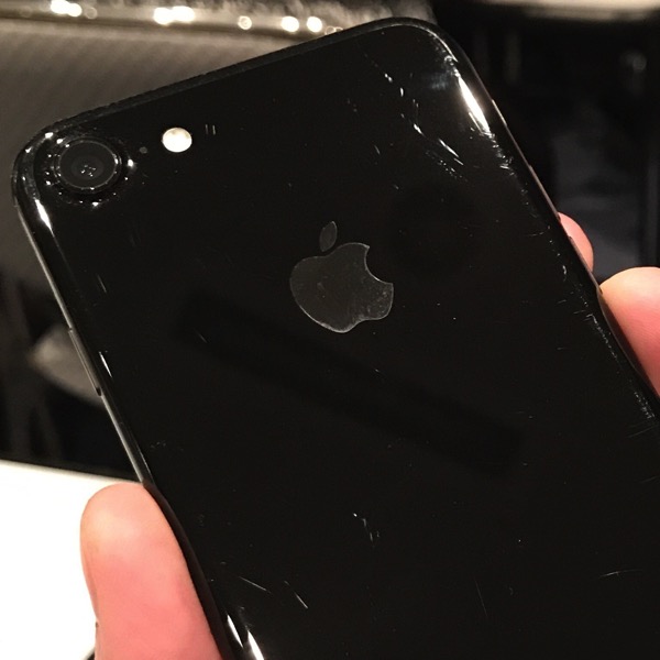 傷・・・ではなく摩耗し易い外装の「iPhone 7」ジェットブラック