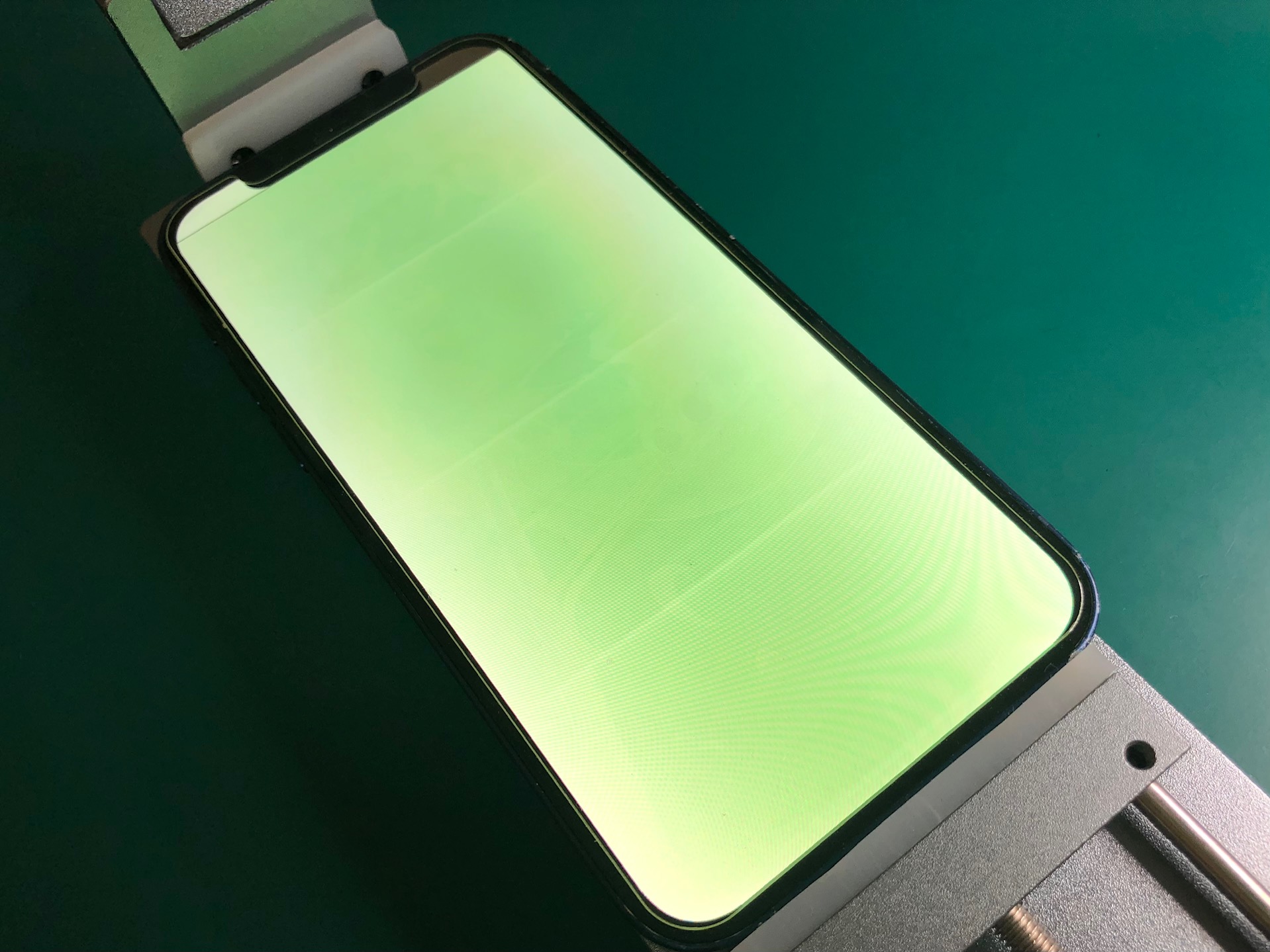 突如として画面全体が緑色になったグリーンフラッシュiPhone修理のご