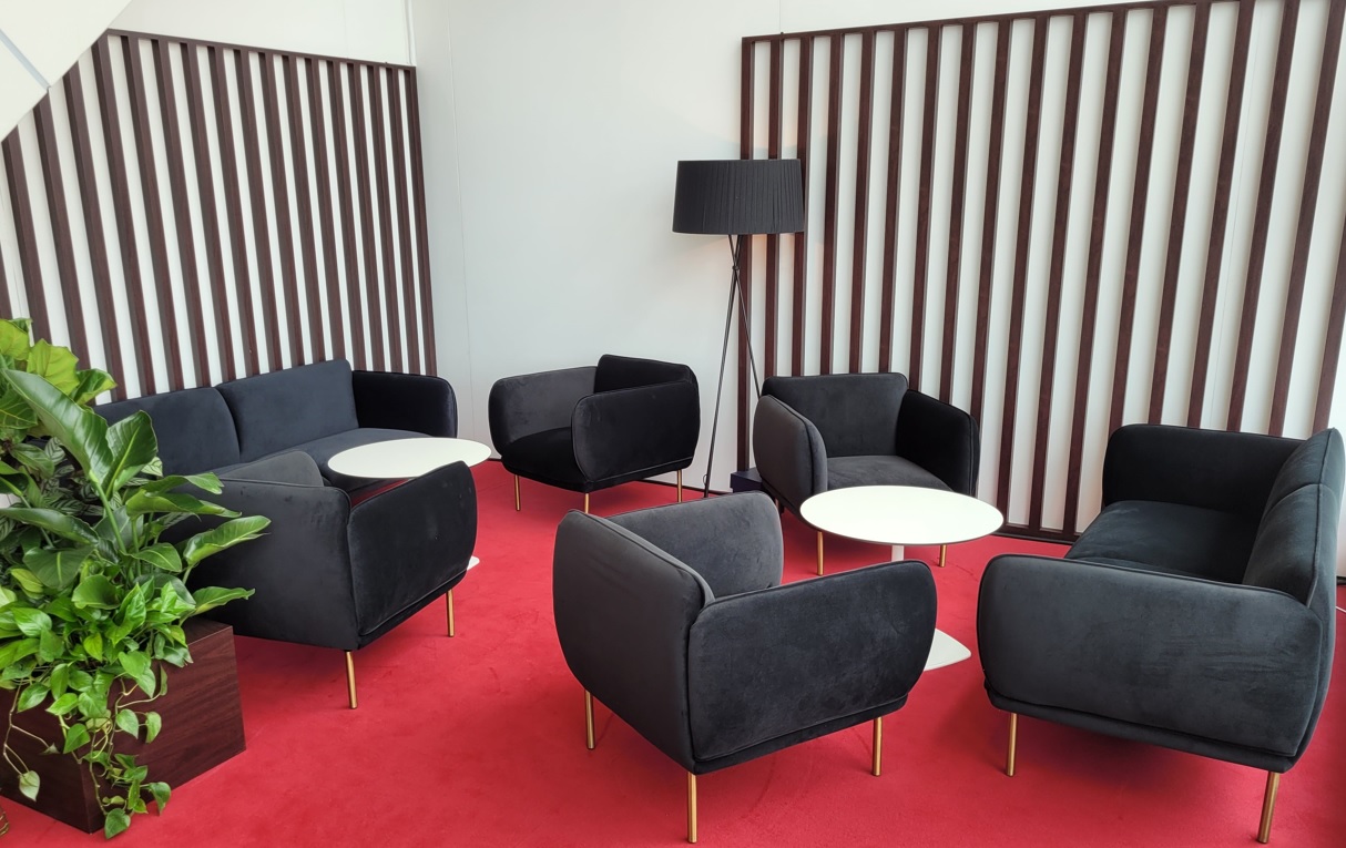 フロアランプ Tripod ブラックのレンタル｜iroco design