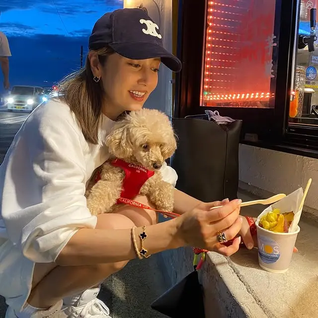 CELINEの「トリオンフ ベースボールキャップ」を着用した芸能人の