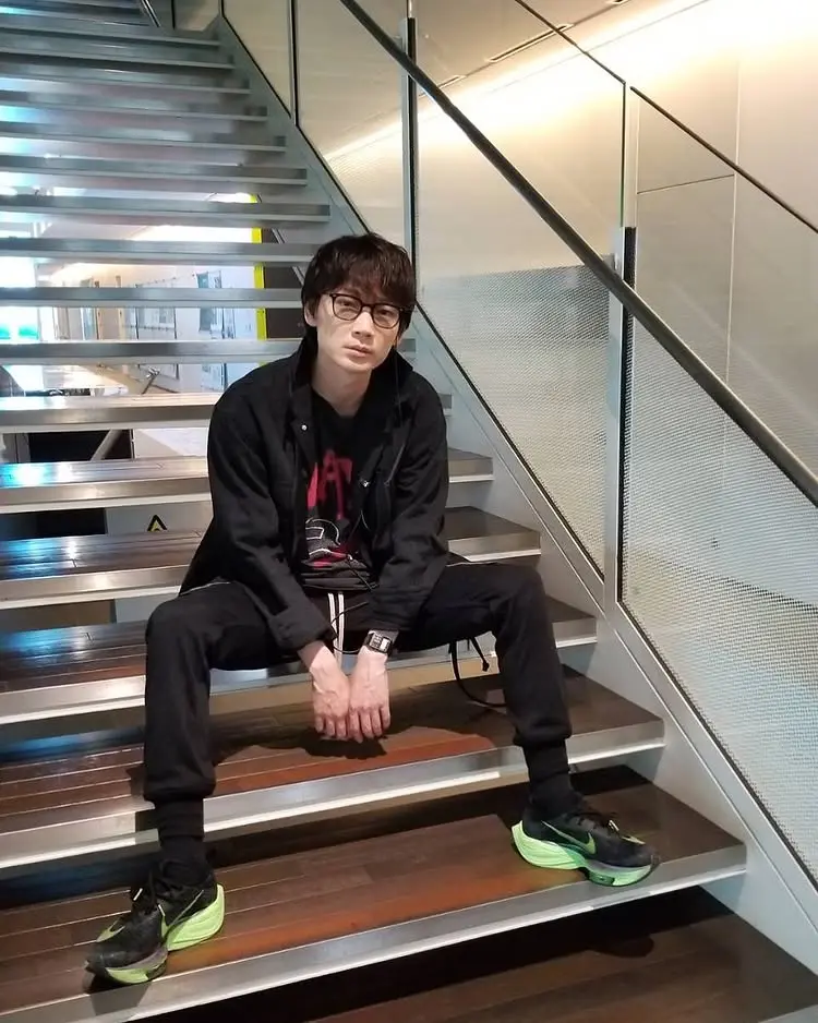 Nikeの服を着た綾野剛さんのコーデ 私服/衣装/購入先 - Woomy