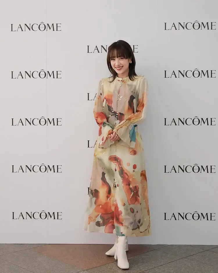 Ameriの「UNDRESSED AMELIA INK ART DRESS」を着用した芸能人のコーデ