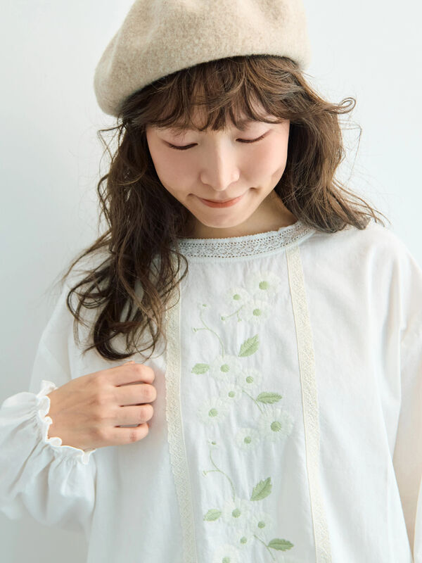 WEB限定】花柄刺繍ブラウス（ブラック/モカ/キナリ/トップス/シャツ