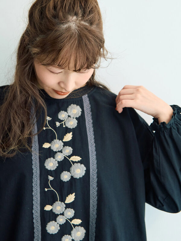 WEB限定】花柄刺繍ブラウス（ブラック/モカ/キナリ/トップス/シャツ