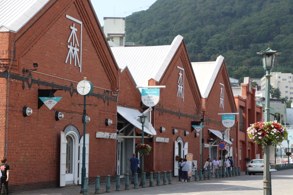 夏の函館「金森赤レンガ倉庫群/癒し憩い画像データベース(341040)