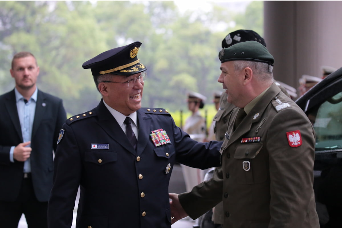6月18日、ククワ・ポーランド共和国軍参謀総長が吉田統合幕僚長と会談