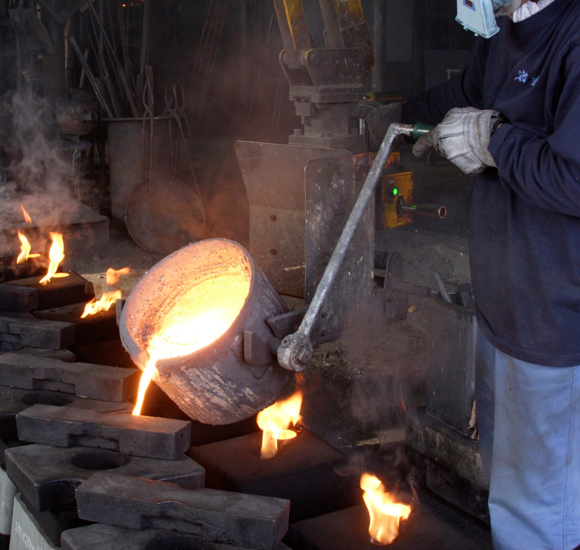 南部鉄器 急須 | 菊 0.65L | 銀・ラベンダー | 岩鋳