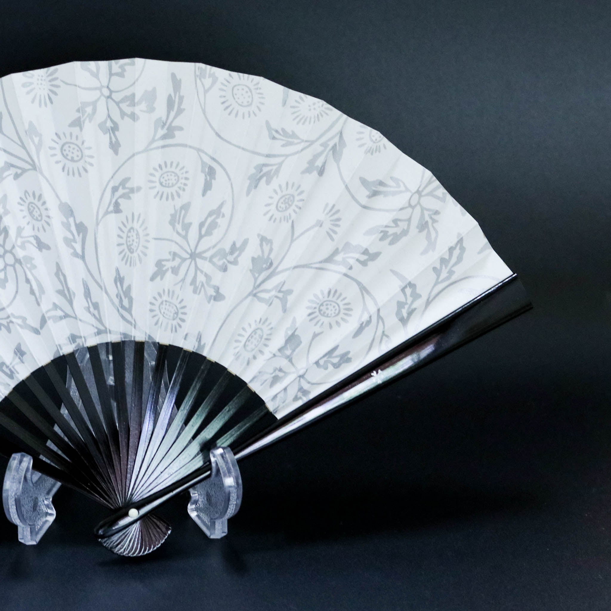 江戸扇子 | 菊唐草 銀 | 女持 黒塗P | 雲錦堂 深津
