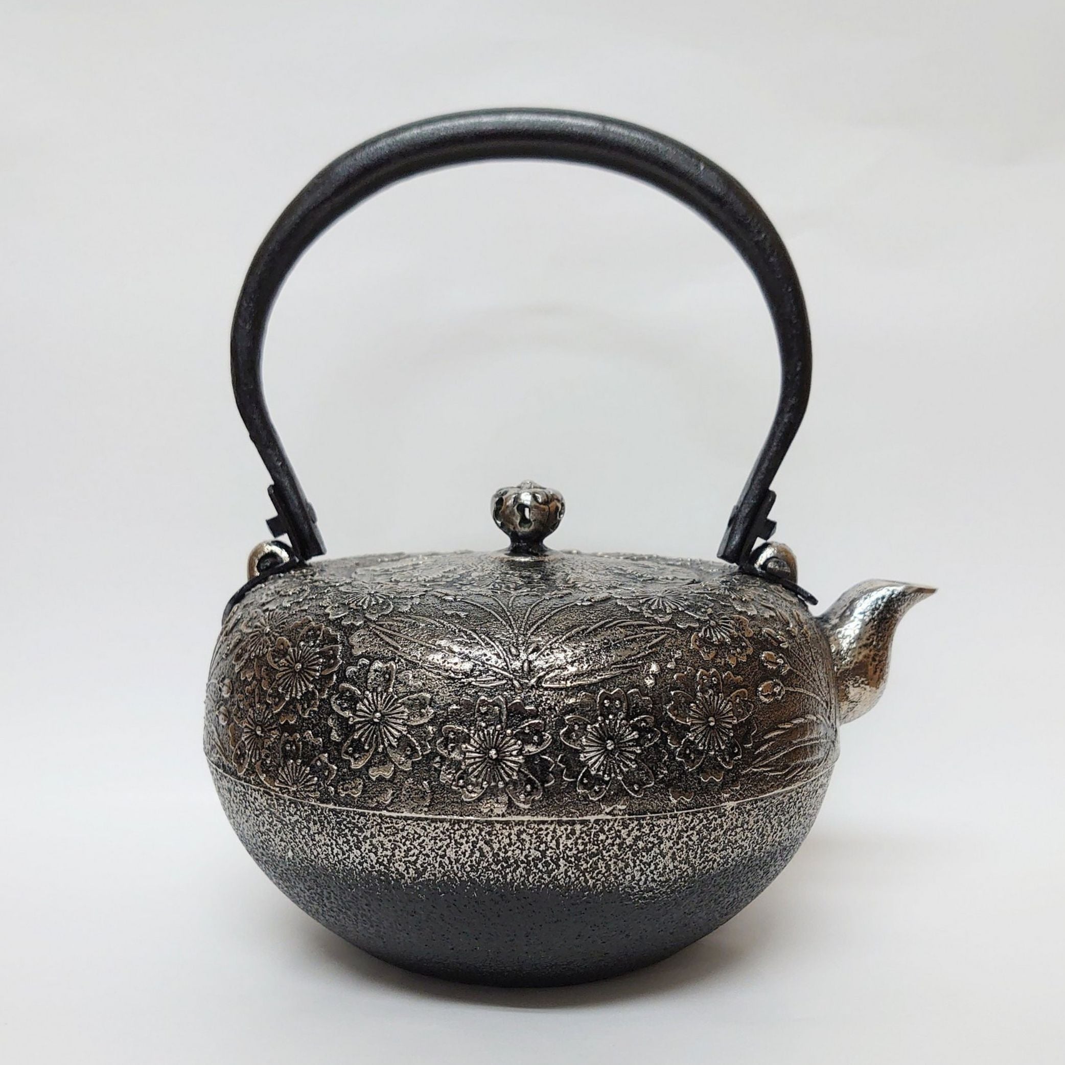 南部鉄器 砂鉄製鉄瓶 | 鉄鉢型 桜 | 1.4L | 薫山工房