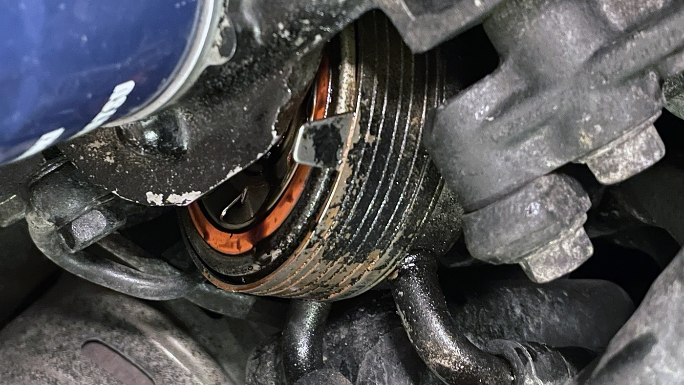 ジムニーJB23W6型のオイルクーラーからのオイル漏れ修理｜ガスケットと