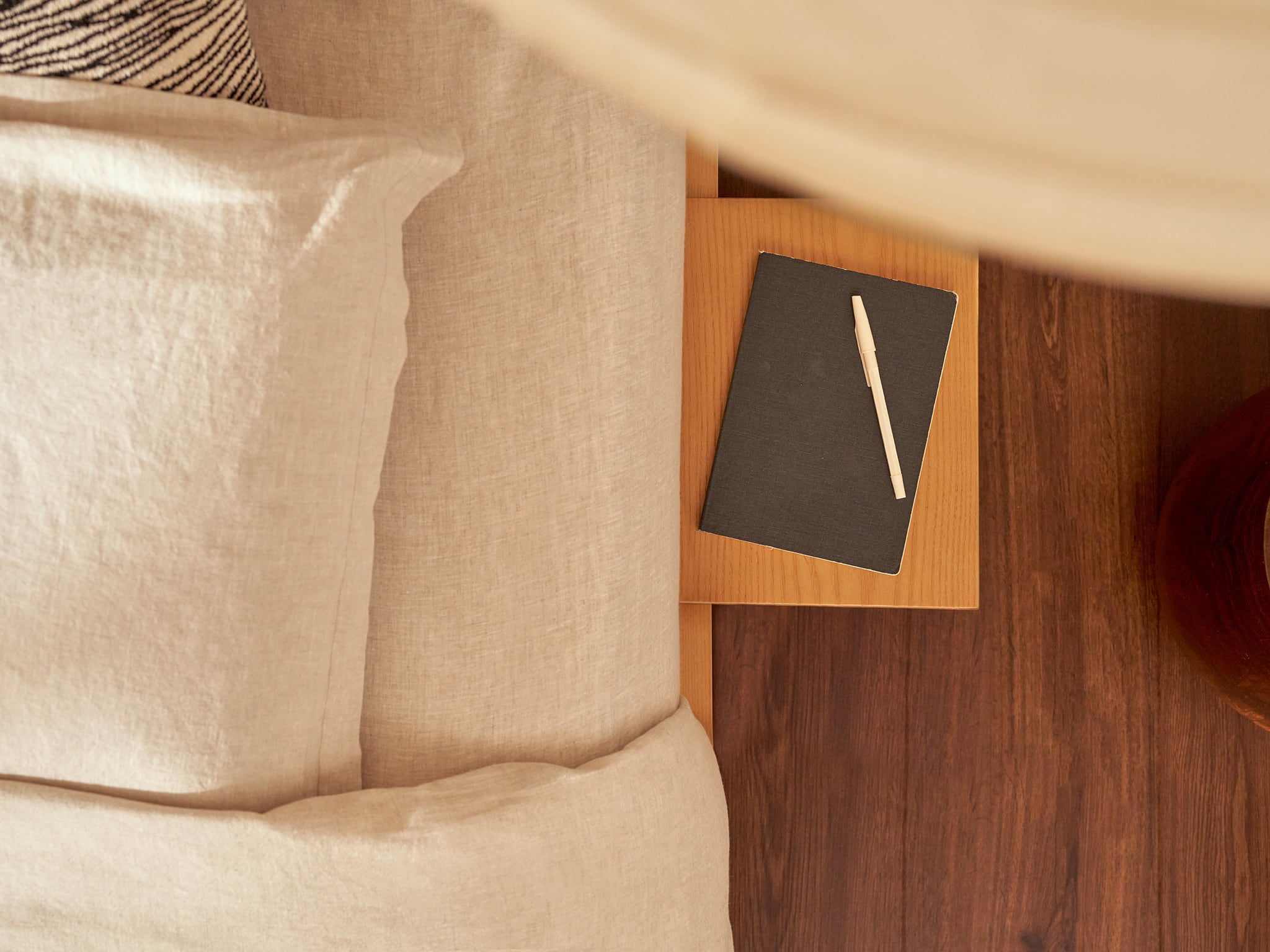 コアラのベッドサイドテーブル｜小さめ木製サイドテーブル – コアラ