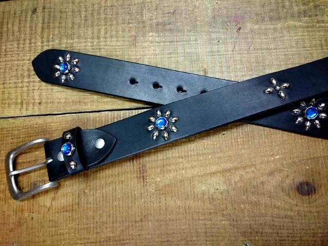 栃木レザー スタッズベルト フラワーシンプルデザイン