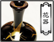 輪島塗重箱 角形 三段 -菊に蝶の沈金仕上げ- [内面朱色/外面黒色