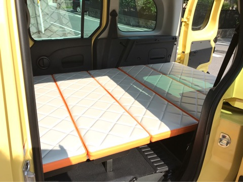 カングーにベッドキットを付けて車中泊仕様にDIYすると快適になっ