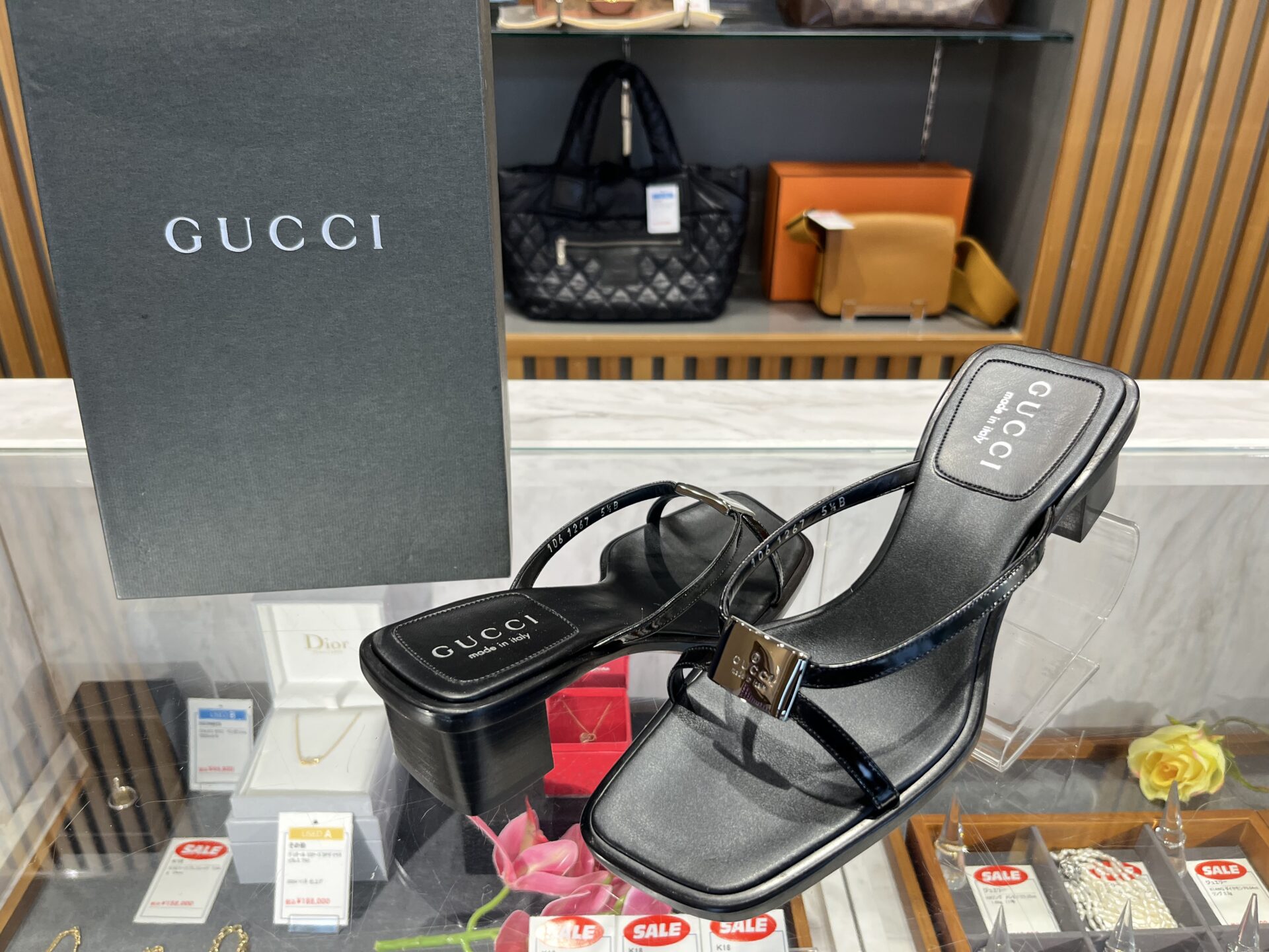質屋かんてい局名古屋西店】グッチ サンダル高価買取の鍵！106 1267