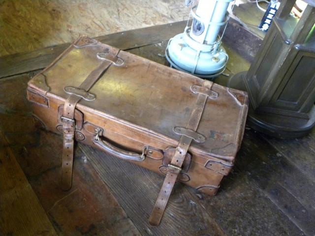使い込まれた皮製のトランクケース 旅行カバン アンティーク レトロ