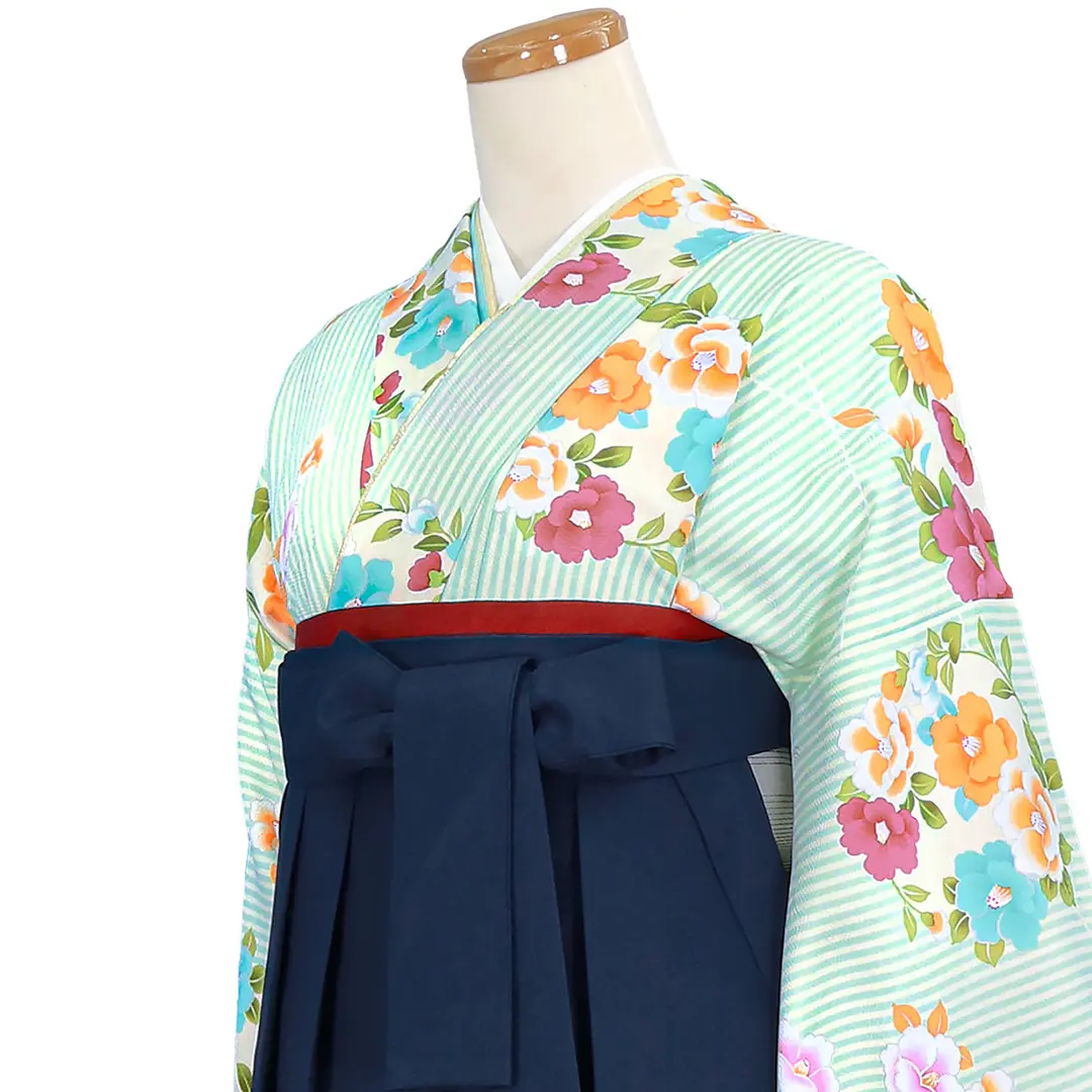 クリーム地に水色の縦縞と椿の振袖・紺袴（無地） （振袖）／卒業式