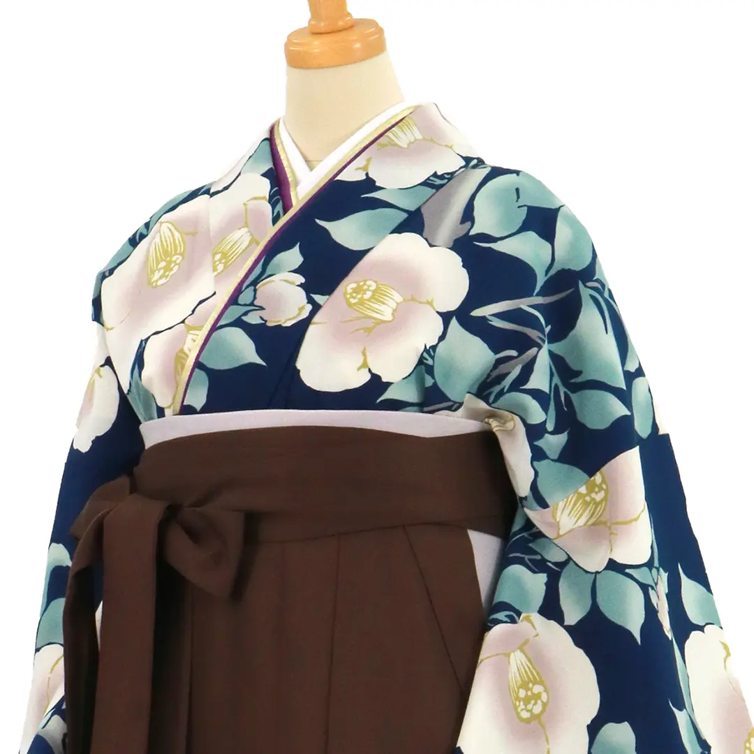 卒業式袴レンタル／紺地に白椿・茶色袴（無地） （二尺袖）／卒業式