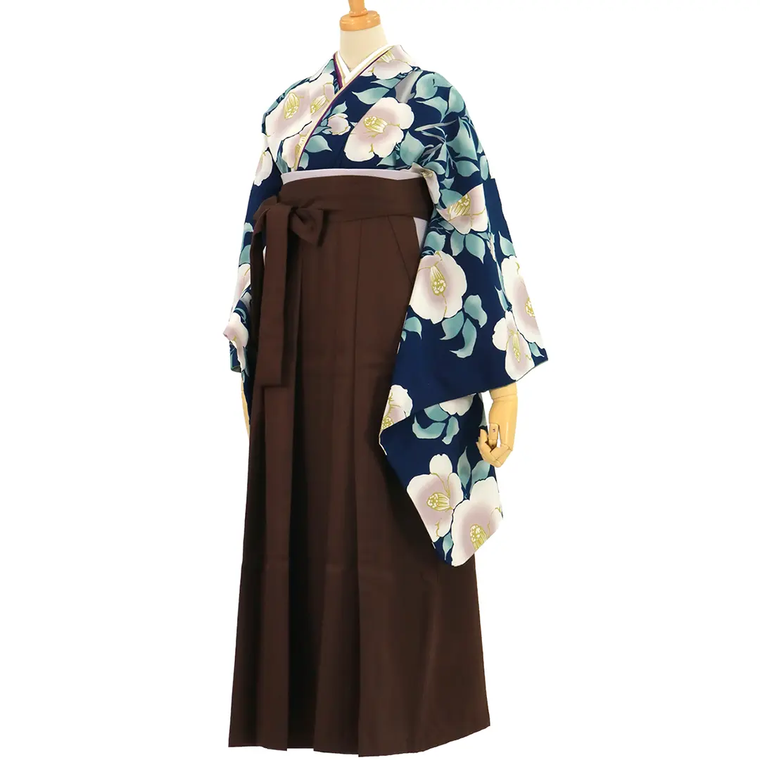 卒業式袴レンタル／紺地に白椿・茶色袴（無地） （二尺袖）／卒業式