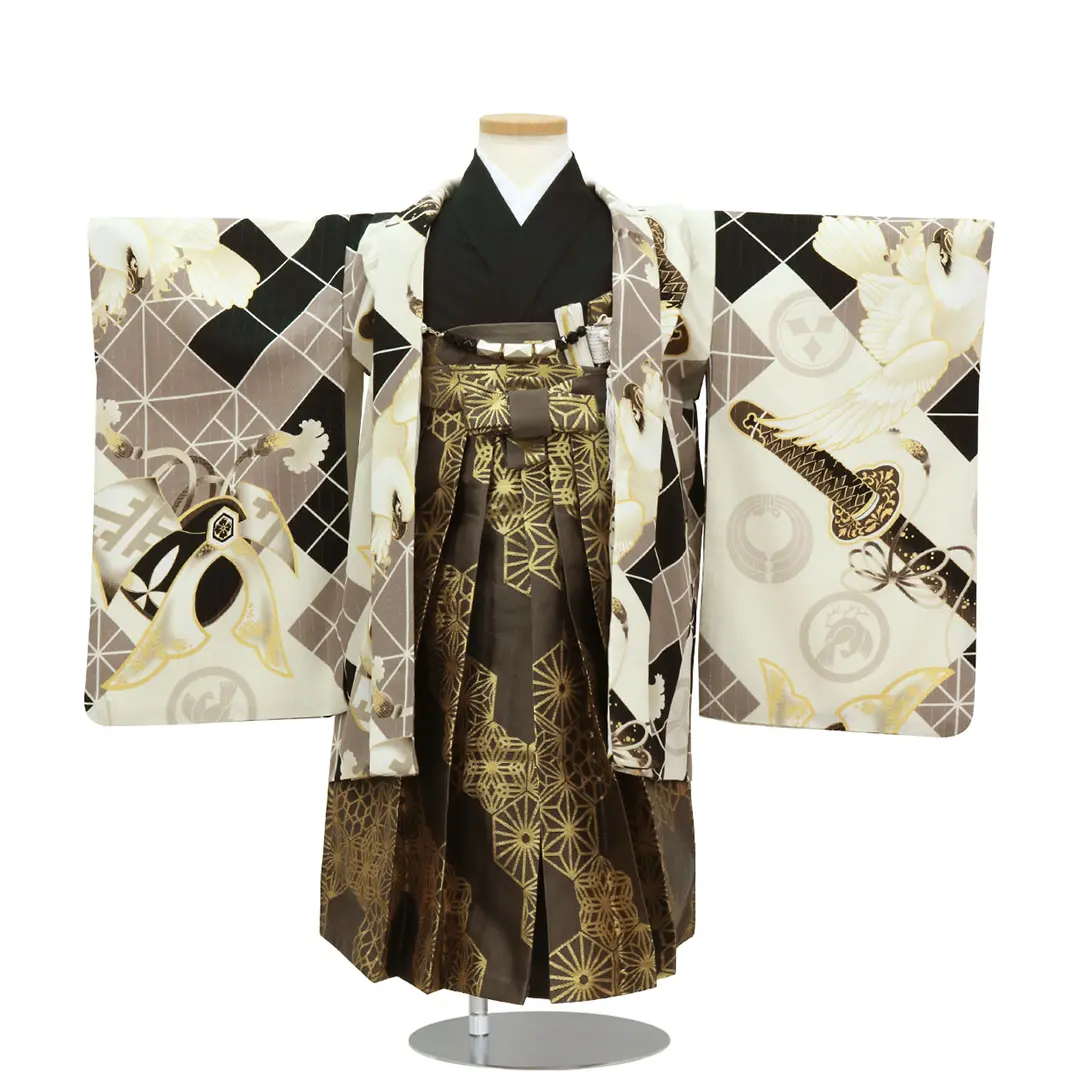 JAPAN STYLE》茶鼠地に日本刀と純白の鷹、薄茶色の袴／七五三・三歳