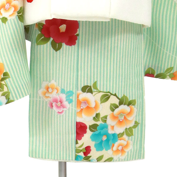 薄緑の縦縞地に椿の着物、白の被布コートセット／七五三・三歳女の子