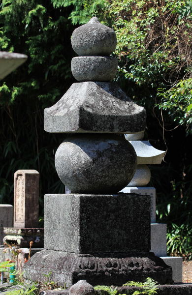 大蔵墓地（おおくらぼち）五輪塔と瀬谷不動石仏